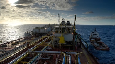 Funcionário Shell trabalha em plataforma offshore