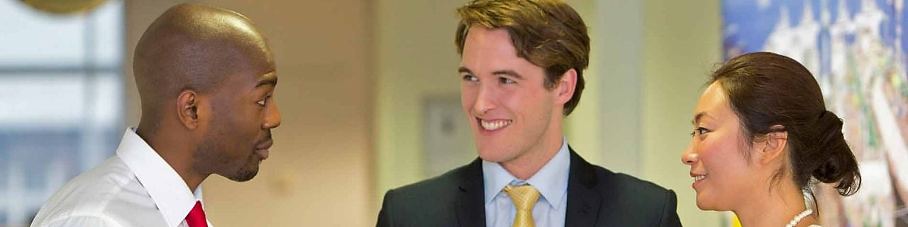 Três funcionários discutindo trabalho