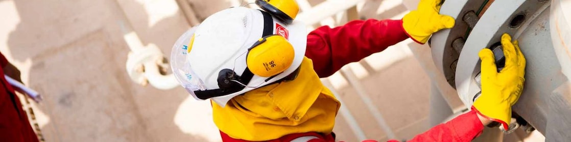 Trabalhador com máscara e luvas de proteção