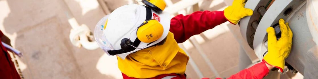 Trabalhador com máscara e luvas de proteção