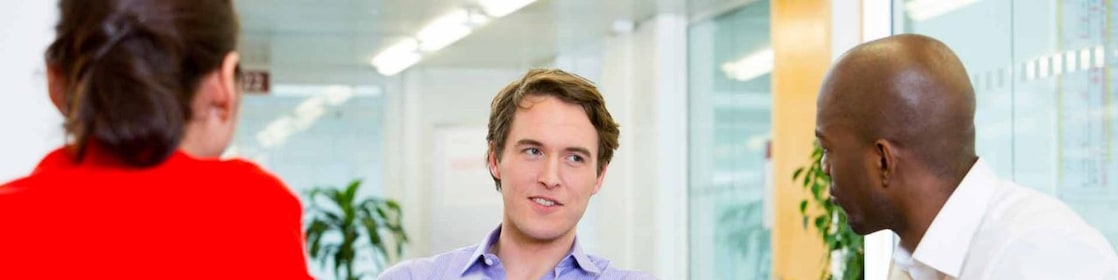 dois funcionários entrevistando um candidato potencial