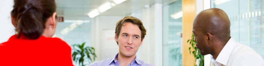 dois funcionários entrevistando um candidato potencial