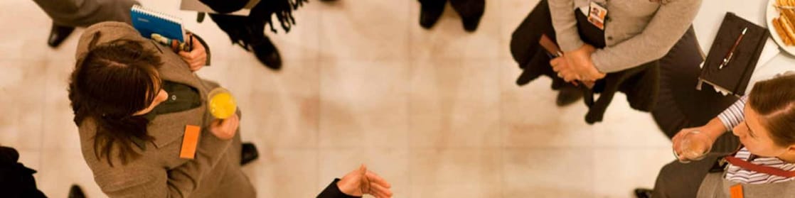 grupo de funcionários conversando