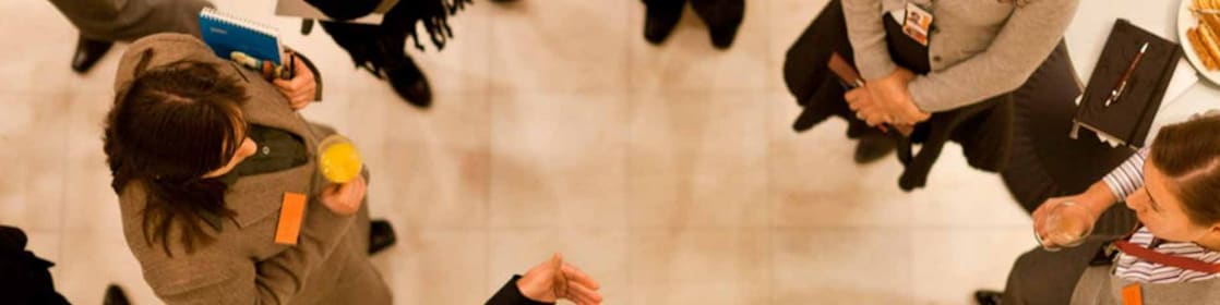 grupo de funcionários conversando