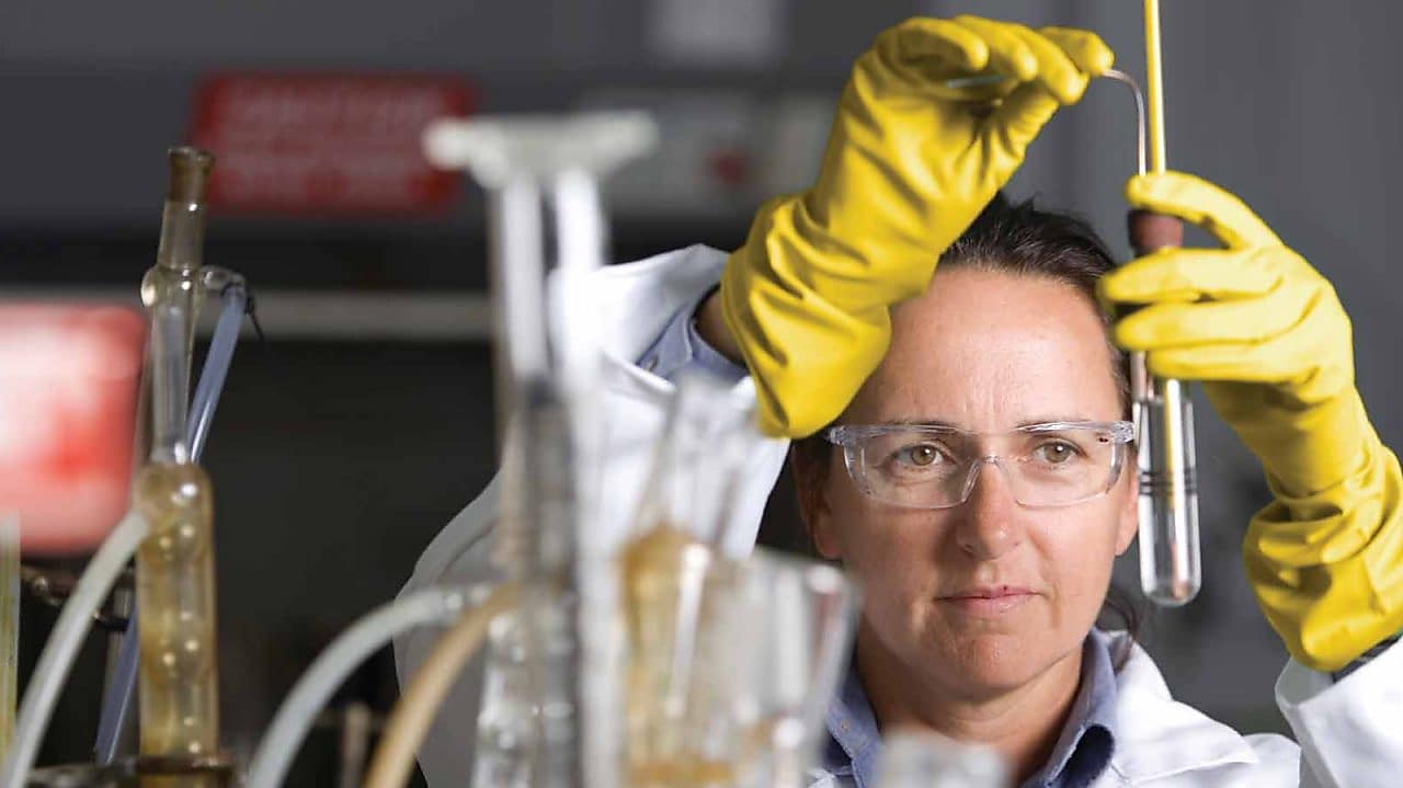 funcionária trabalhando em laboratório