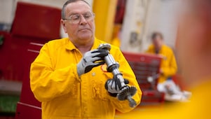 Trabalhador inspecionando equipamento