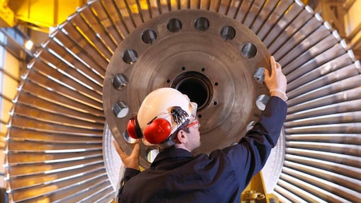 Discipline engineer moving a heavy machine hub