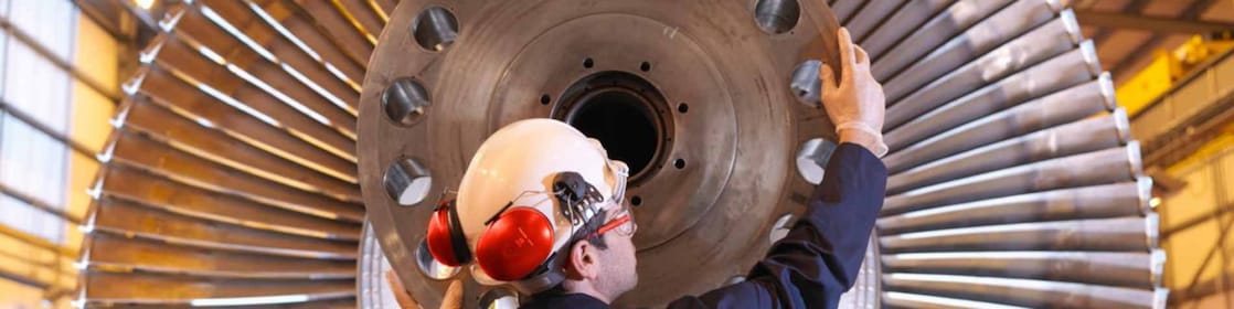 Engenheiro de disciplina movendo um hub pesado