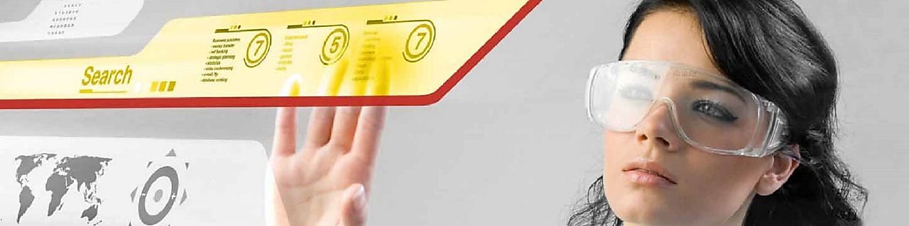 Mulher trabalhando com uma tela de toque digital.