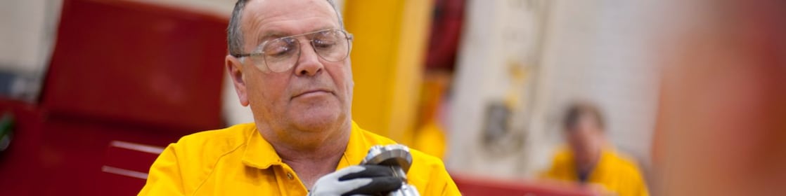 Trabalhador inspecionando equipamento