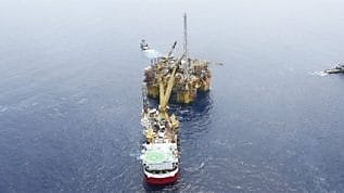 Vista aérea de barco rebocando plataforma para o campo de Gumusut-Kakap.