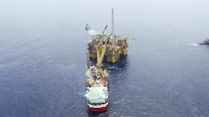 Vista aérea de barco rebocando plataforma para o campo de Gumusut-Kakap.