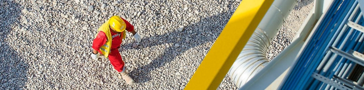 Engenheiro da Shell em uma refinaria