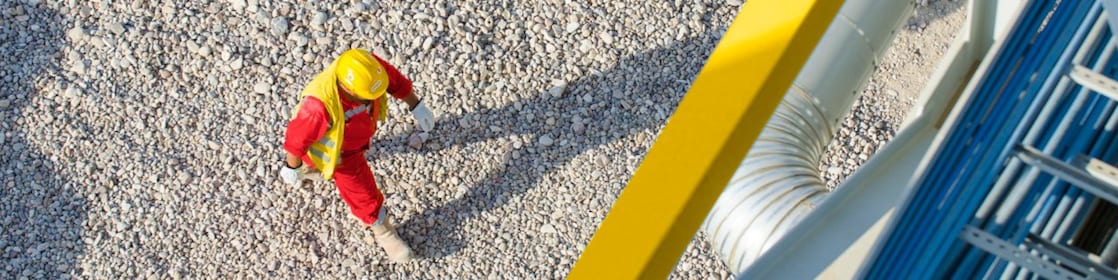 Engenheiro da Shell em uma refinaria