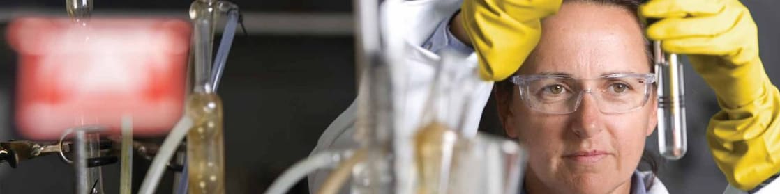 funcionária trabalhando em laboratório