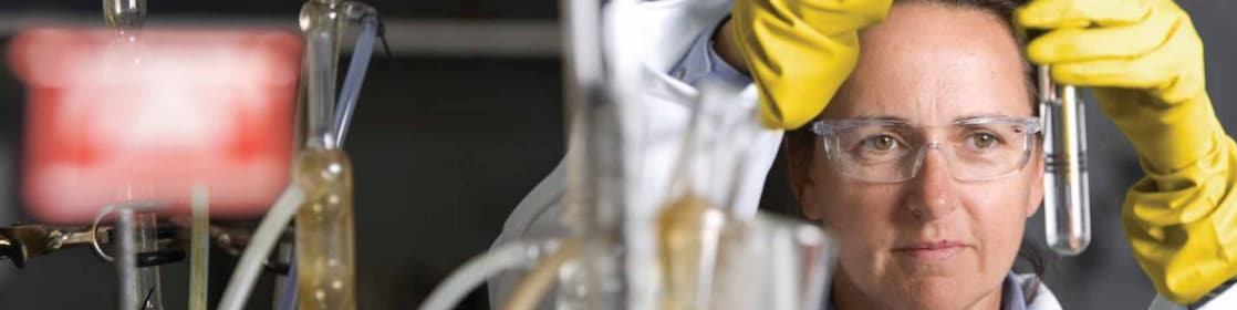 funcionária trabalhando em laboratório