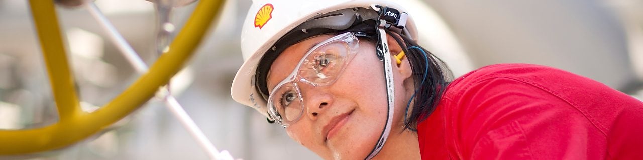 funcionária inspecionando equipamento