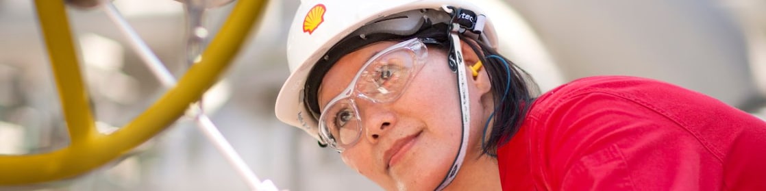 funcionária inspecionando equipamento