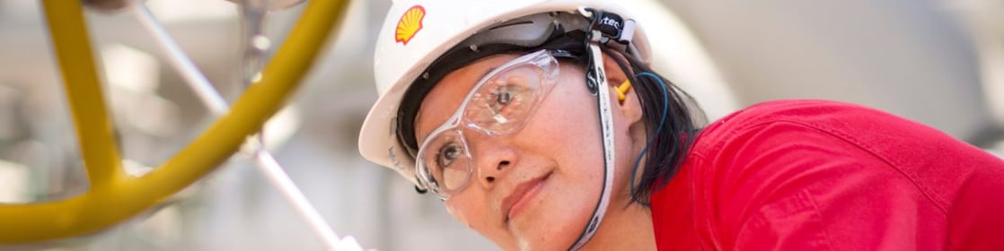 funcionária inspecionando equipamento