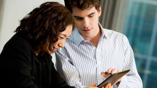 Duas pessoas conversando sobre como se candidatar para um emprego na Shell