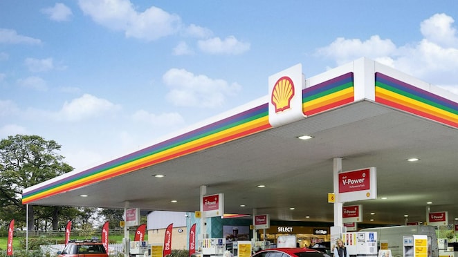 Estação Shell com a cabeceira colorida com as cores do arco-íris