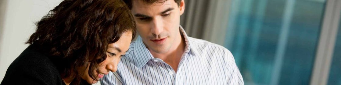 Duas pessoas conversando sobre como se candidatar para um emprego na Shell