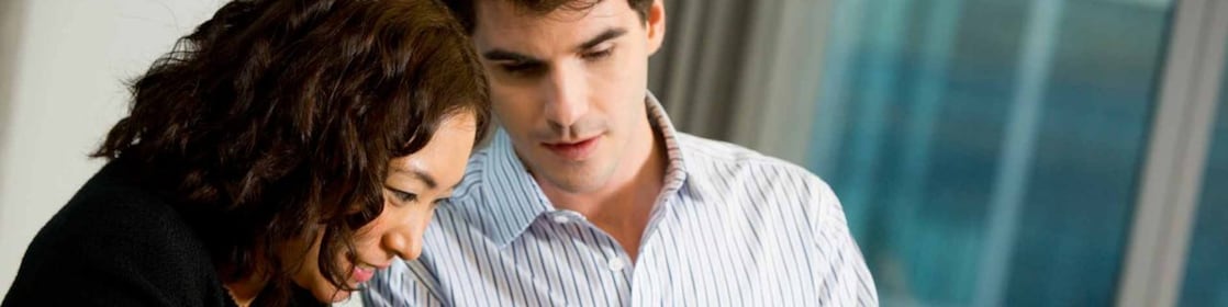 Duas pessoas conversando sobre como se candidatar para um emprego na Shell