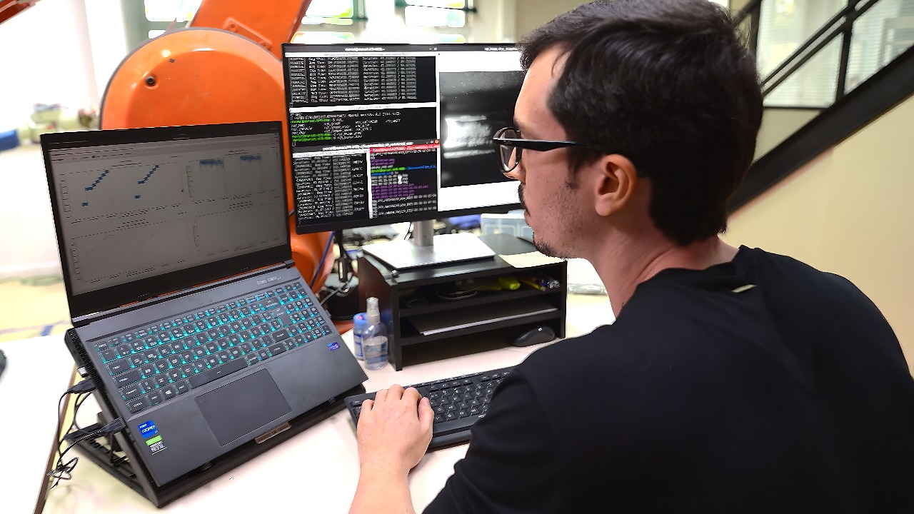 São feitas simulações computacionais de processo e metalúrgica.