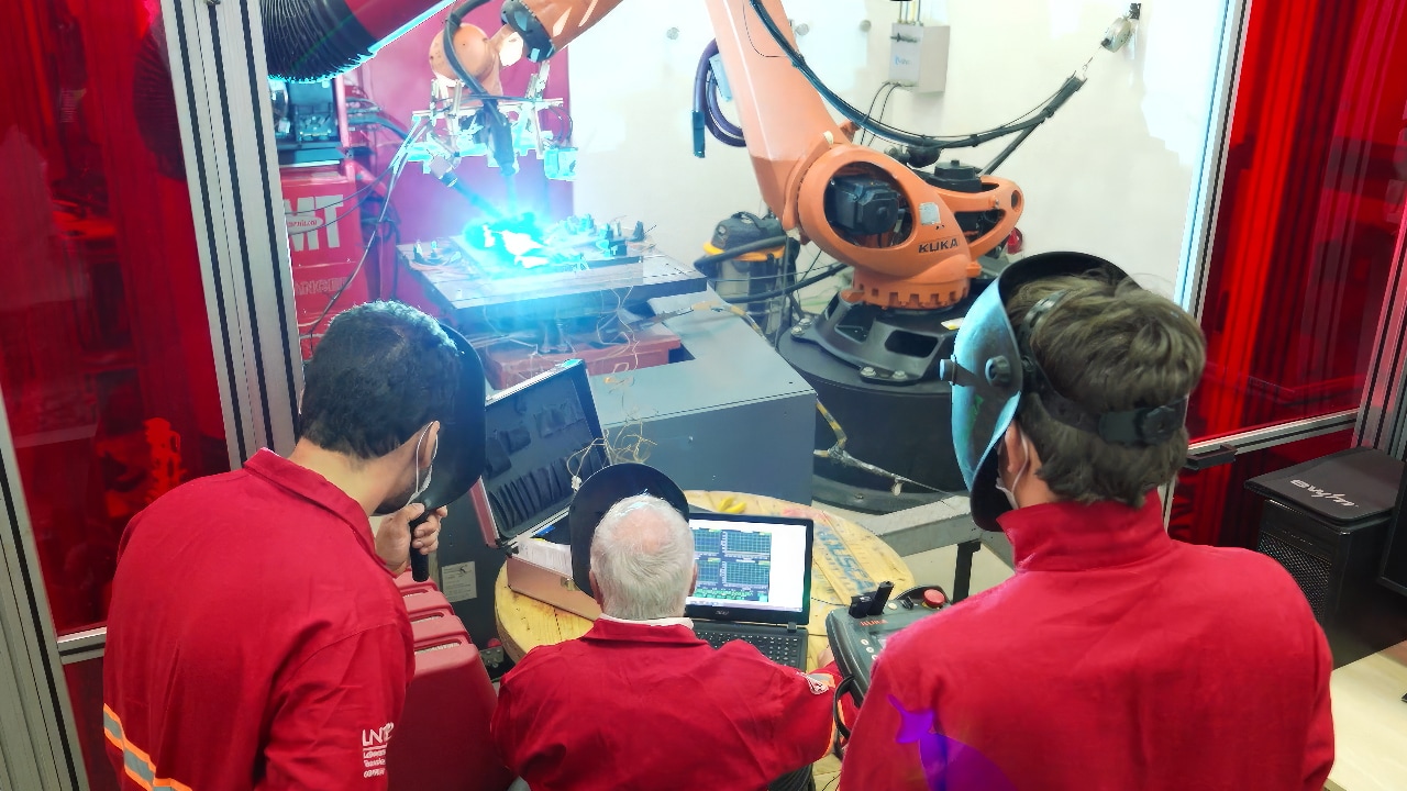 Para fundir o metal, a temperatura pode atingir 20.000°C