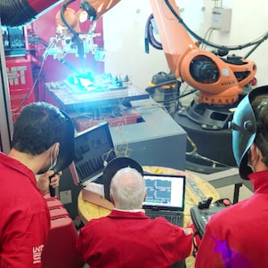 Para fundir o metal, a temperatura pode atingir 20.000°C