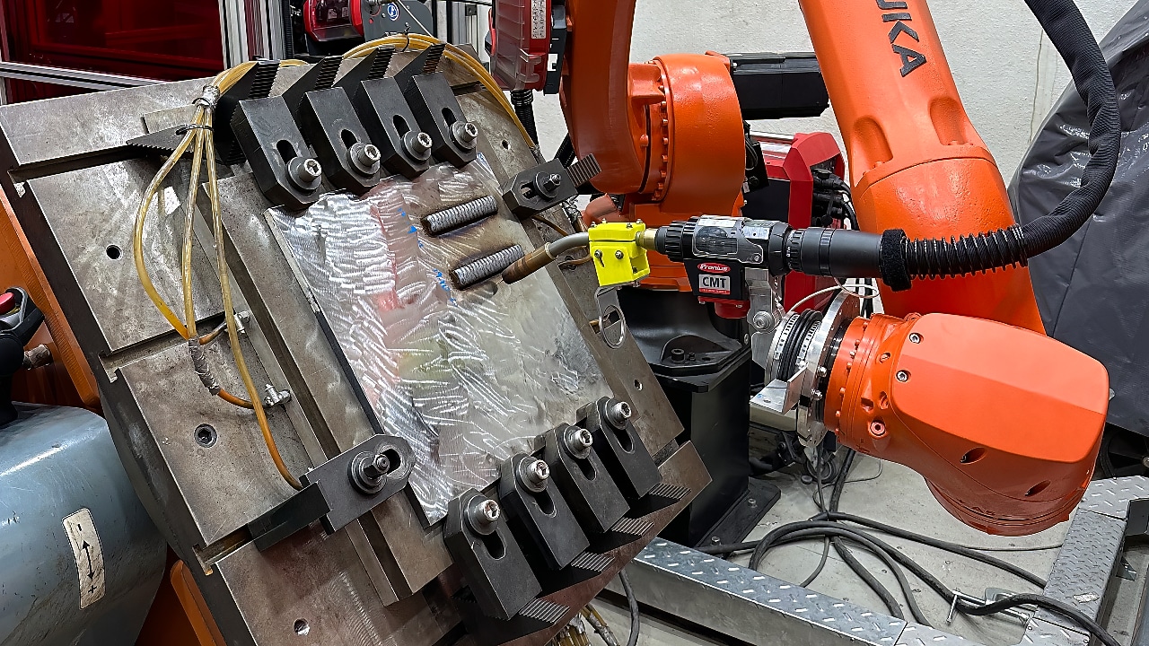 O robô reproduz os dados do modelo 3D, seguindo coordenadas planejadas para a impressão