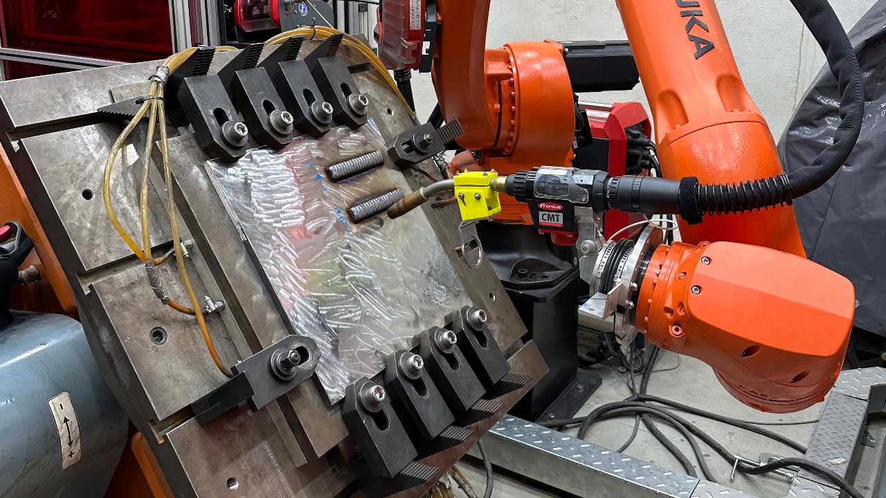 O robô reproduz os dados do modelo 3D, seguindo coordenadas planejadas para a impressão