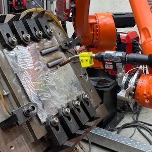 O robô reproduz os dados do modelo 3D, seguindo coordenadas planejadas para a impressão