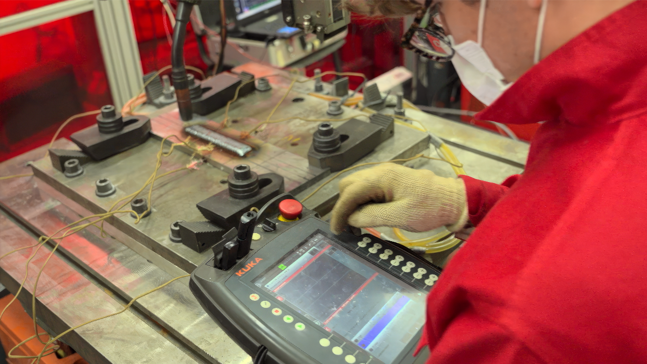 São calculados parâmetros para soldagem de variadas ligas metálicas