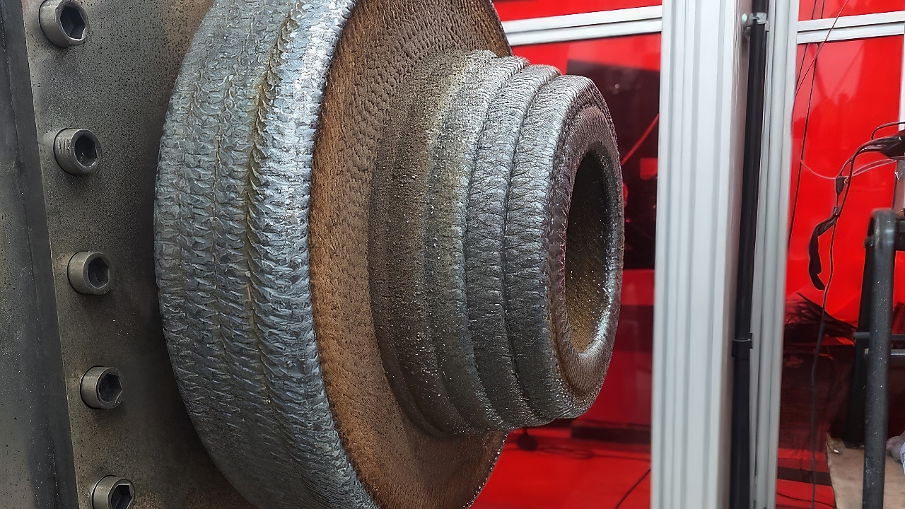 A manufatura aditiva deposita apenas o material necessário, evitando desperdícios e reduzindo o tempo de manufatura