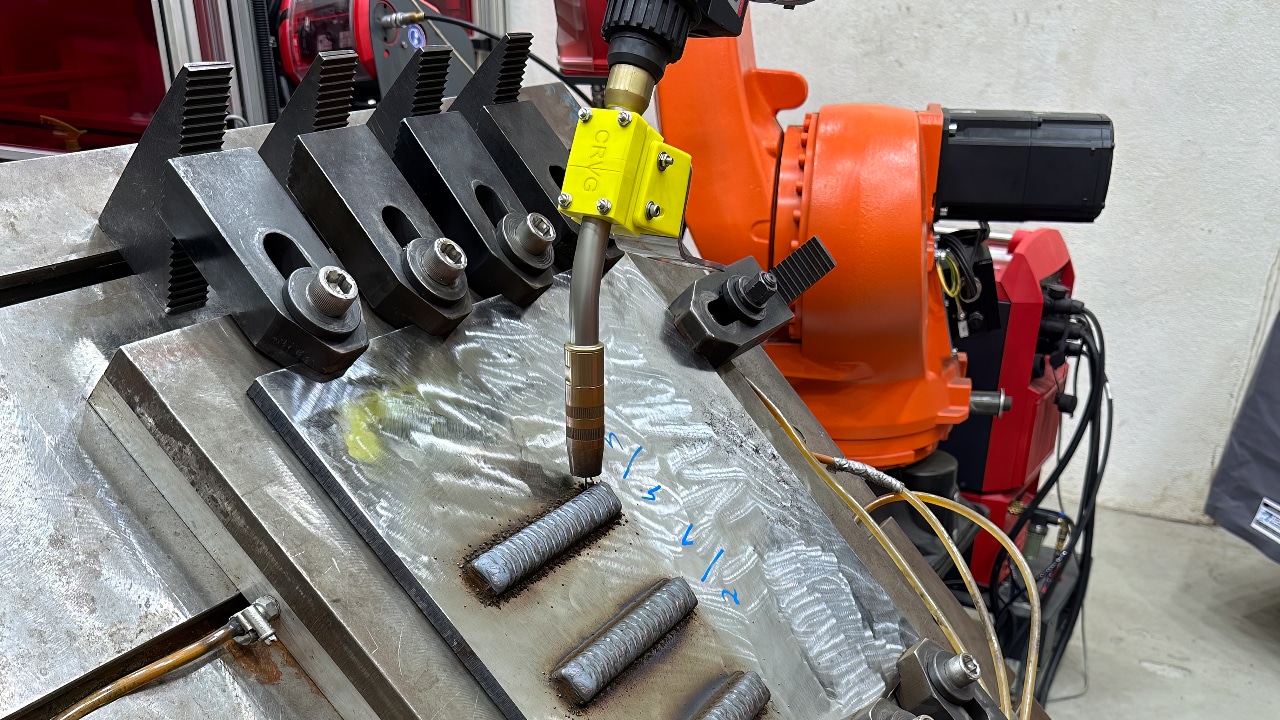  Supefície onde o metal é depositado com auxílio de um robô, usando um arame consumível  combinado com um arco elétrico que gera calor Supefície onde o metal é depositado com auxílio de um robô, usando um arame consumível combinado com um arco elétrico que gera calor