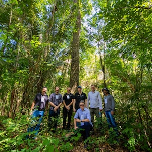 Foto mostra pessoas regando planta do projeto Nanorads.