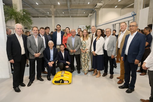 Um grupo de pessoas reunidos em frente a um equipamento amarelo, OD OBN) em um ambiente de laboratório moderno. Ao fundo, é possível ver a planta recém-inaugurada para a produção de nós sísmicos OBN, destacada por sua tecnologia inovadora.