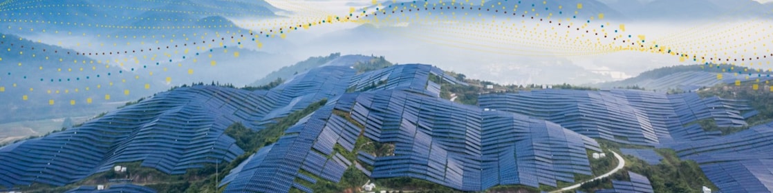 Funcionários Shell analisam painel colorido