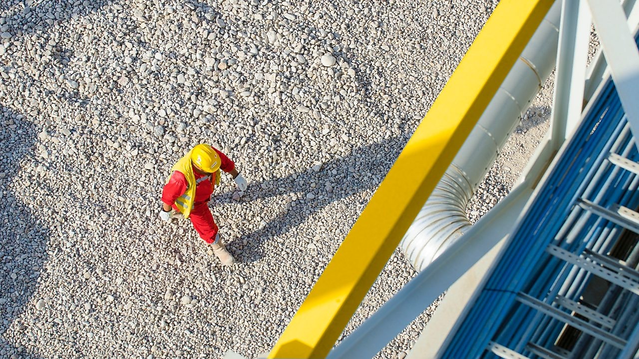 Funcionário Shell trabalhando em plataforma offshore