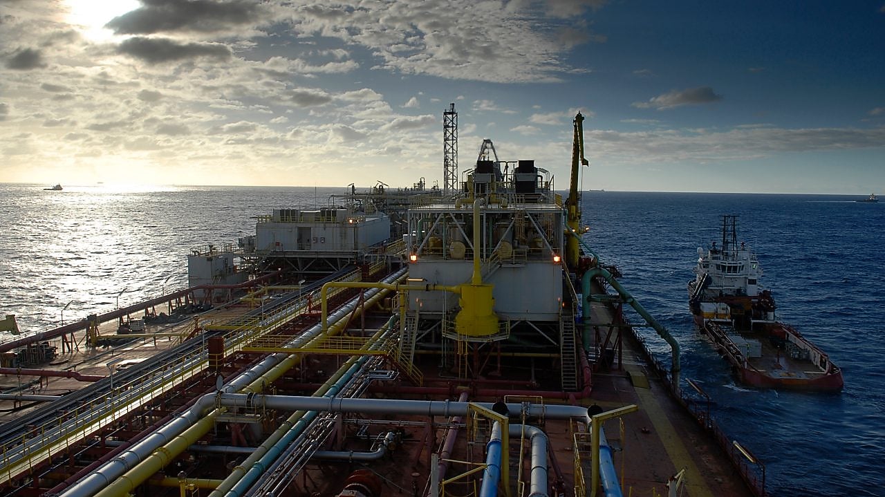 Funcionário Shell trabalha em plataforma offshore