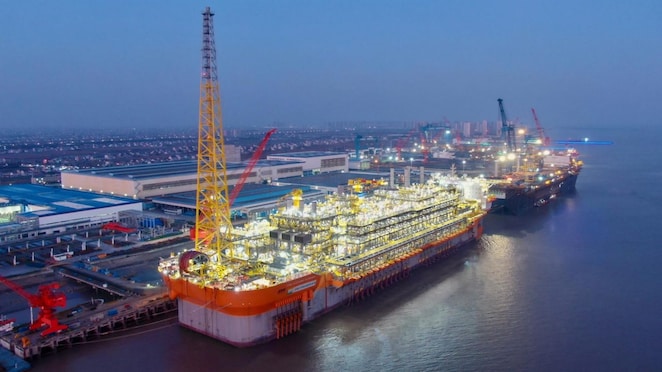 Imagem do FPSO Alexandre de Gusmão, uma unidade flutuante de produção, armazenamento e descarregamento de petróleo, com iluminação visível à noite