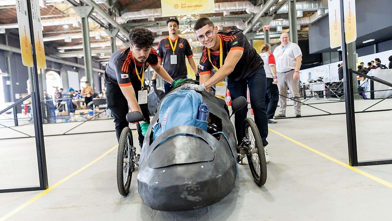 carro protótipo preto de três rodas.