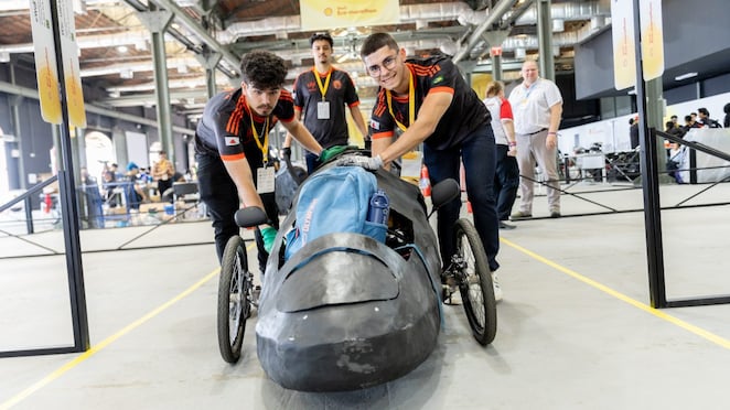 carro protótipo preto de três rodas.