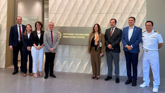 Autoridades, pesquisadores e representantes institucionais posam em frente à placa do Offshore Technology Innovation Centre (OTIC) durante a inauguração da sede na USP.