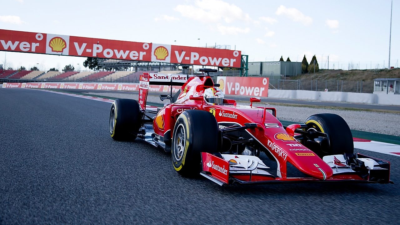 Carro da Ferrari durante a corrida, com placa de pista de Shell V-Power