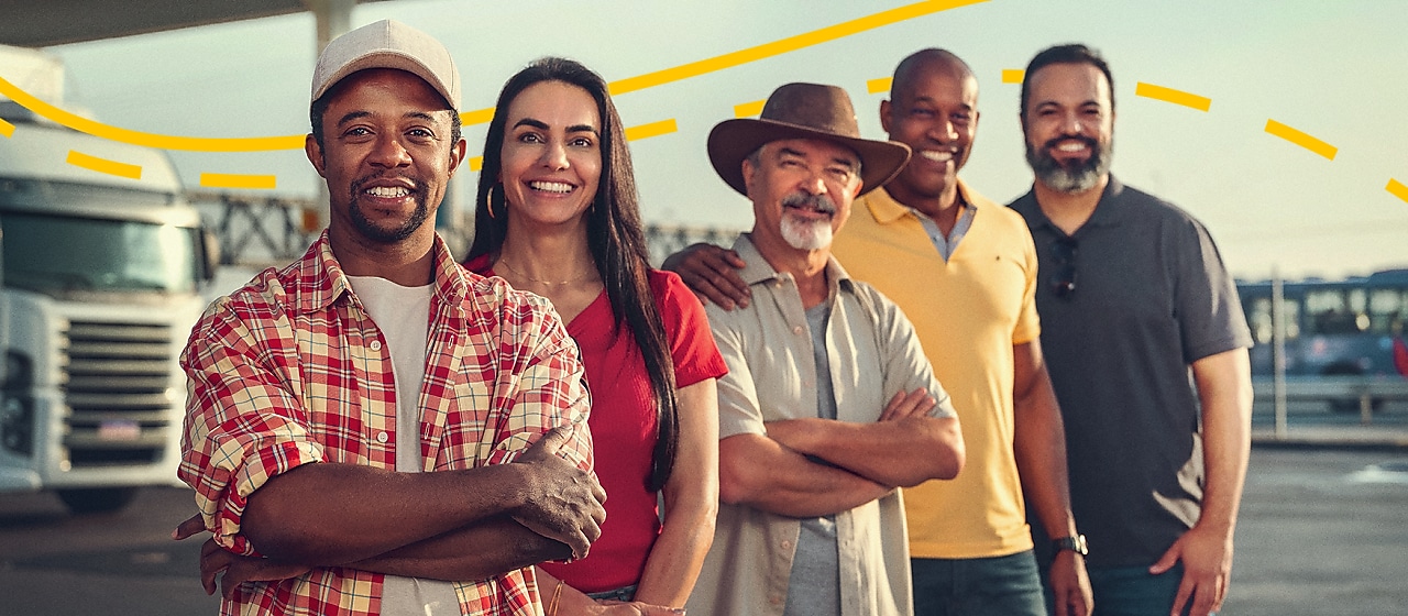 Foto de caminhoneiros e caminhoneira em um posto Shell
