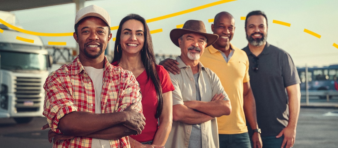 Foto de caminhoneiros e caminhoneira em um posto Shell