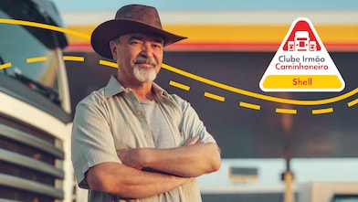 Homem de frente com estrada e caminhão ao fundo e logo do Clube aplicada sobre imagem