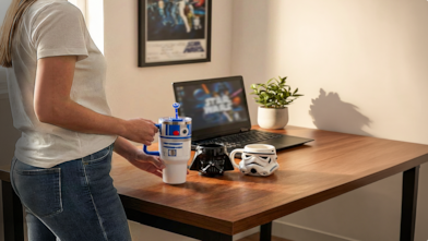 Pessoa próxima a uma mesa em que estão os produtos da nova linha Star Wars